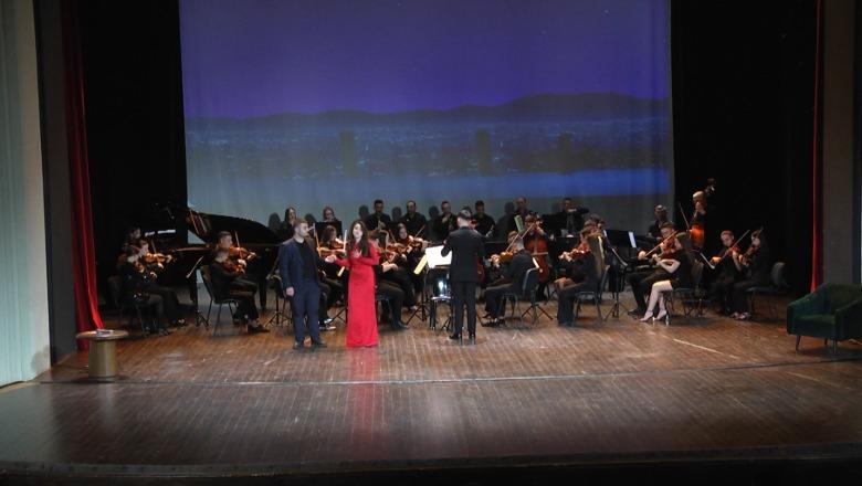 “Poenia”, muzikali ngjit në skenë qindra artistë të rinj! Mesazhi i Muçollarit: Puna e përkushtimi, çelësi i suksesit!