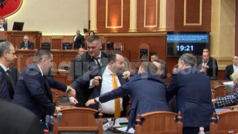 Kaos në Kuvend, pasoja në paga! Ja 16 deputetët që u penalizuan me mbi 10 mijë euro për mungesa në seancat parlamentare (EMRAT)
