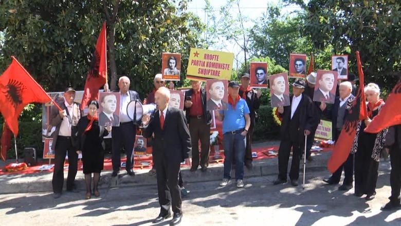Dita e Dëshmorëve/ Ithtarët e Enverit me pankarta në duar ‘Rroftë Partia Komuniste e Shqipërisë’