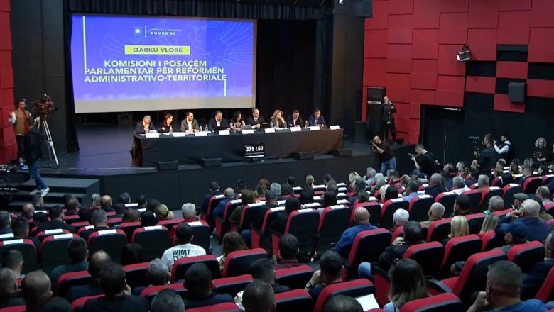 Territorialja/ Komisioni dëgjesë në Vlorë, Mazniku: Fokusi te mënyra e funksionimit të njësive, pastaj territori! Boçi: Ka bashki të diskriminuara që mezi mbyllin muajin