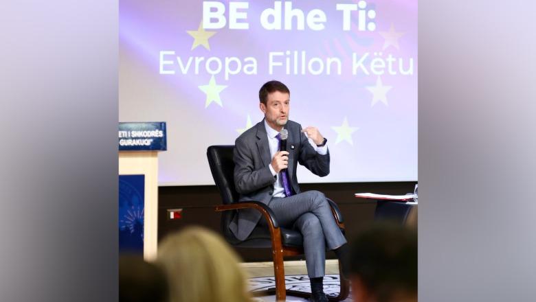 Anëtarësimi në BE, ministri Hoxha nga Shkodra: Të rinjtë rrëzuan diktaturën 36 vite më parë, sot rol kyç për ndërtimin e Shqipërisë evropiane