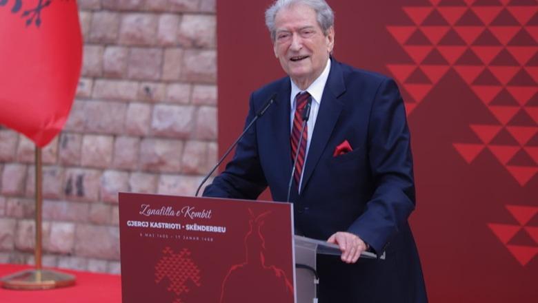 ‘Me të lindi shteti i shqiptarëve’, Berisha mesazhe politike në ditëlindjen e Skënderbeut: Ballabani, lule para Ramës! Betejë deri në çlirim të plotë