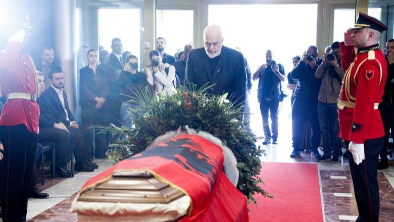 Homazhet, Rama i jep lamtumirën Servet Pëllumbit