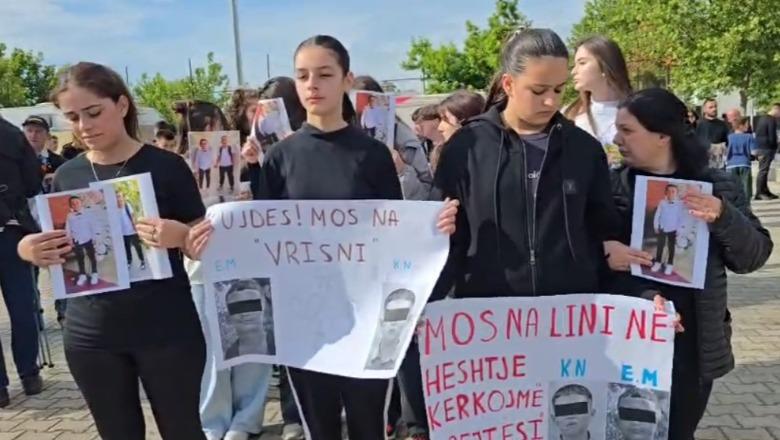 Aksidenti me vdekjen e 2 të miturve, marshim-protestë në rrugët e Durrësit! Qytetarët me pankarta në duar kërkojnë më shumë siguri: Stop neglizhencës, shpëtoni jetë!