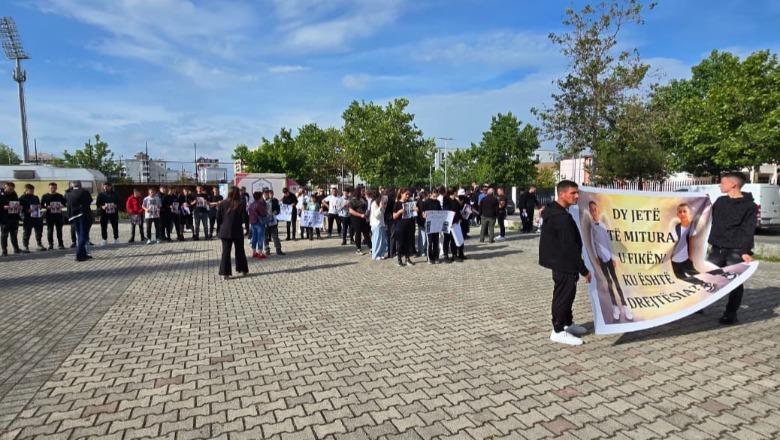 Aksidenti me vdekjen e 2 të miturve, marshim-protestë në rrugët e Durrësit! Qytetarët me pankarta në duar kërkojnë më shumë siguri: Stop neglizhencës, shpëtoni jetë!