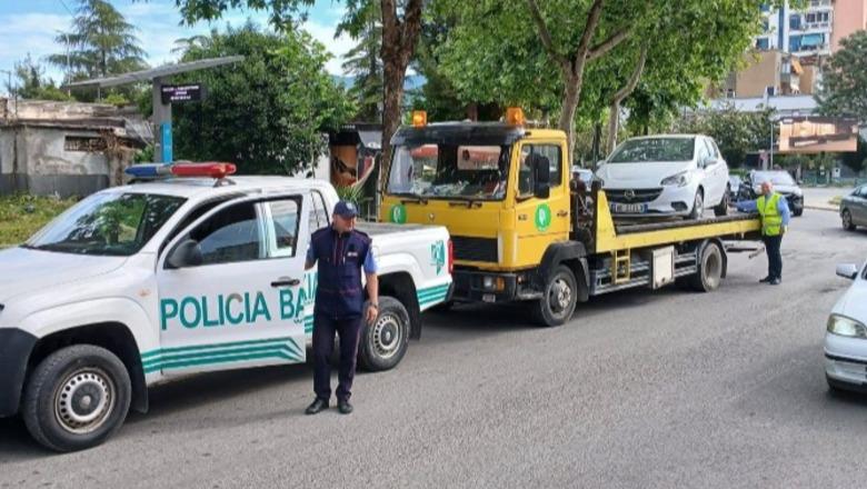 Elbasan/ Policia Bashkiake aksion për zhvendosjen e automjeteve ‘të harruara’ në rrugë, dërgohen në pikën e makinave të bllokuara