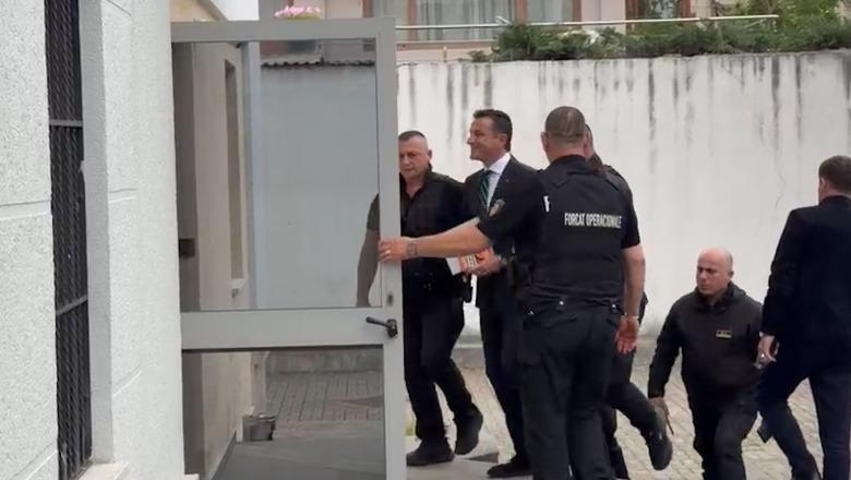 Padia kundër Dados, momenti kur Veliaj mbërrin në Gjykatën Administrative