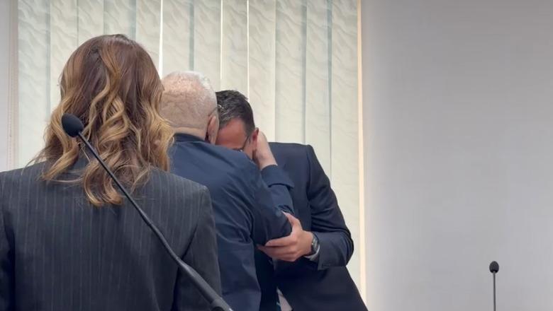 ‘Ç’të mbeti nga burgu, do ta bëj unë’, Robert Ndrenika përqafon i përlotur Veliajn dhe e puth në ballë (VIDEO)