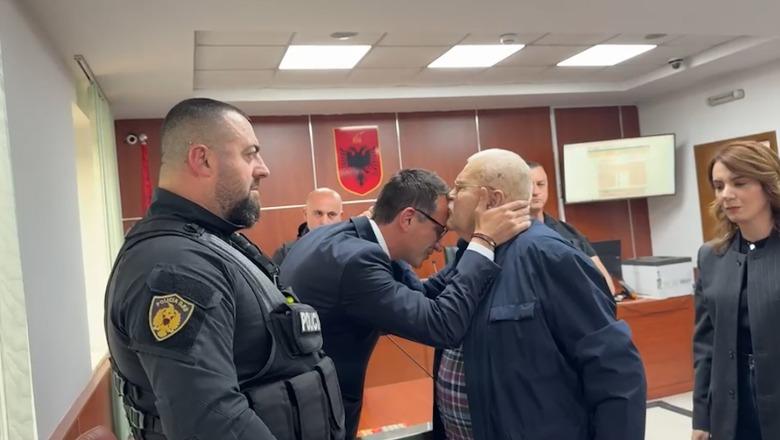 ‘Ç’të mbeti nga burgu, do ta bëj unë’, Robert Ndrenika përqafon i përlotur Veliajn dhe e puth në ballë (VIDEO)