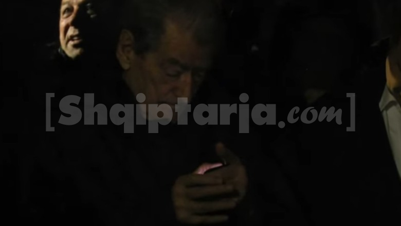 Protesta e PD/ Berisha në celular gjatë protestës, momenti kur përpiqet të lexojë mesazhin