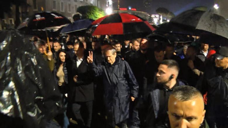 1 orë vetëm thirrje kundër Ramës me megafon/ Nis marshimi, Berisha udhëheq militantët drejt ministrisë së Brendshme