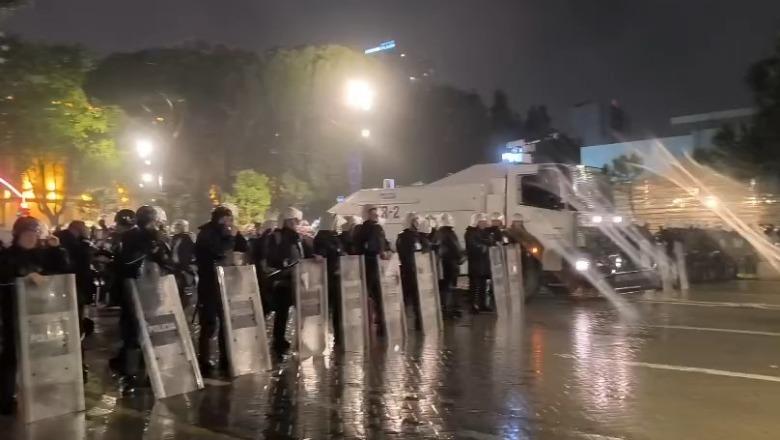 Protesta e Berishës, Policia nuk lejon zhvillimin jashtë Bulevardit 'Dëshmorët e Kombit', krijon kordon pranë Kryeministrisë