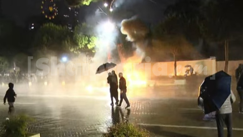 Nis dhuna në protestën e PD/ Hidhen molotovë afër ministrisë së Brendshme! Policia i largon me ujë e gaz lotsjellës