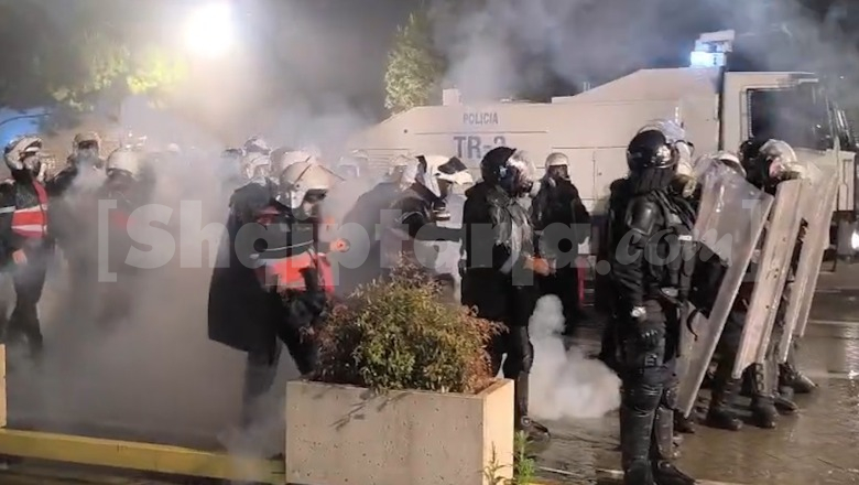 Akte dhune nga militantët e PD, molotovët hidhen në këmbët e policisë (VIDEO)