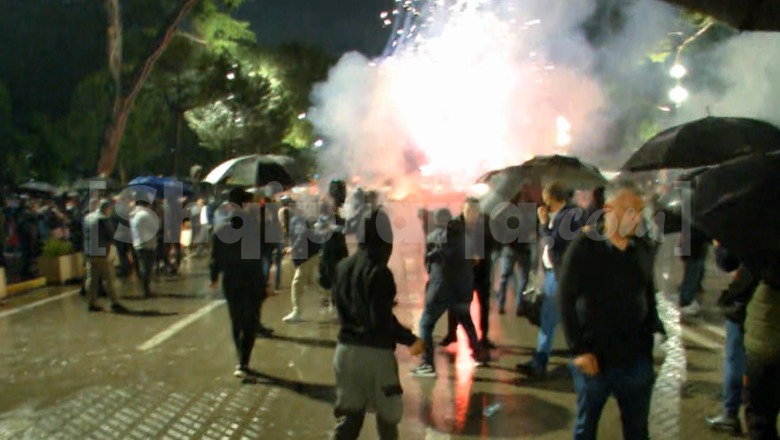 Demokratët dështojnë të depërtojnë kordonin e policisë, militantët hedhin fishekzjarrë