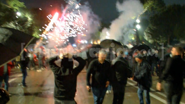 Demokratët dështojnë të depërtojnë kordonin e policisë, militantët hedhin fishekzjarrë (VIDEO)