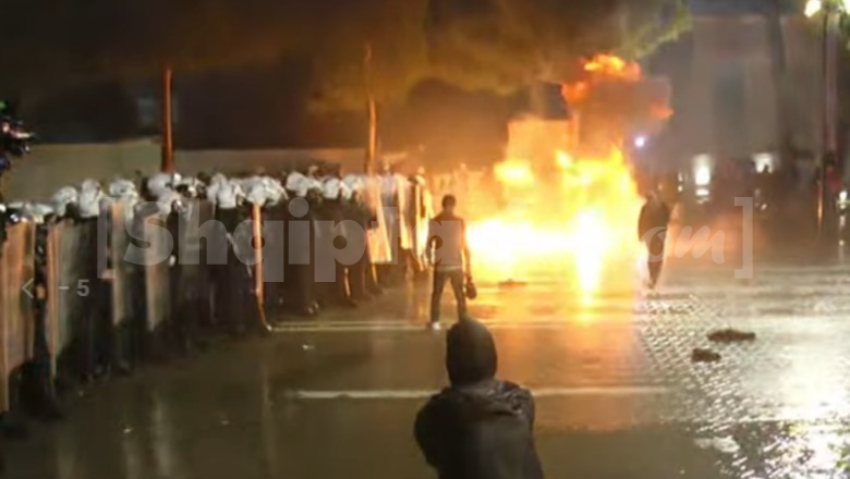 Hidhen molotovë drejt policisë, militantët e PD zbrapsen me ujë