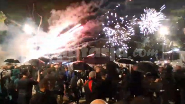 Demokratët dështojnë të depërtojnë kordonin e policisë, militantët hedhin fishekzjarrë (VIDEO)