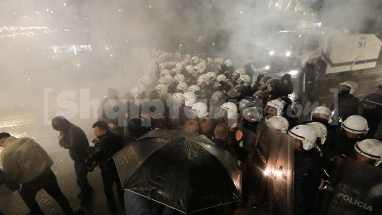 LIVE TV  'Squllet' protesta e PD/ Hita nuk lejon marshimin drejt ministrive, policia i ‘rrethon’ në Bulevard! Militantët u hedhin molotovë, shpërndahen me ujë e spraj 