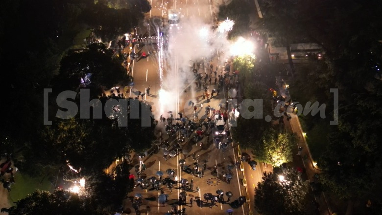 'Squllet' protesta e PD/ Hita s'lejon marshimin drejt ministrive, policia i ‘rrethon’ në Bulevard! Militantët u hedhin molotovë, shpërndahen me ujë e spraj 