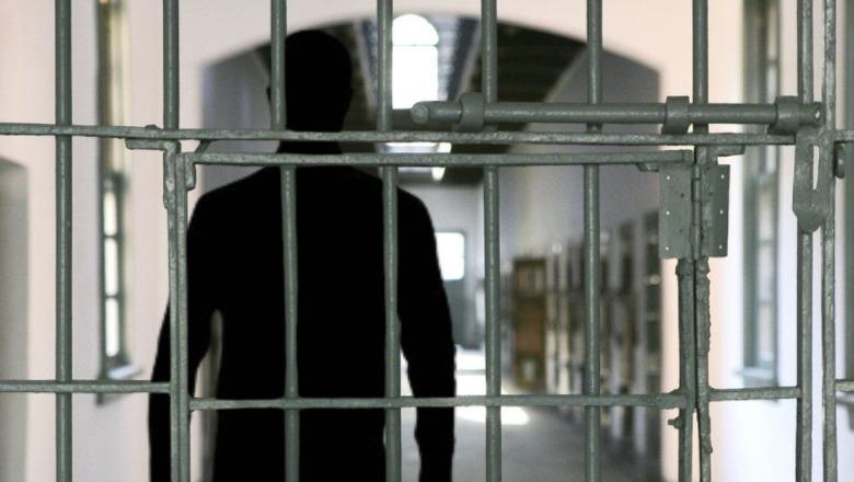 Raporti/ Gjysma e kërkesa të prokurorëve: Arrest në burg! Paraburgimet, shumë larg Evropës. Rreth 58% e popullsisë në qeli (ende pa një dënim)