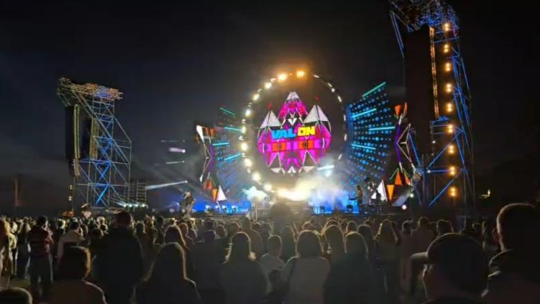 Çelja e sezonit turistik në Vlorë, koncert spektakolar në ‘zemër’ të Lungomares! Mijëra qytetarë në shesh