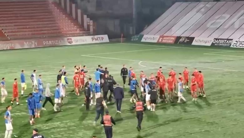 Dhunë e egër dhe grushta te moshat, Tirana U-18 mposht Partizanin mes përleshjeve! Tifozët futen në fushë