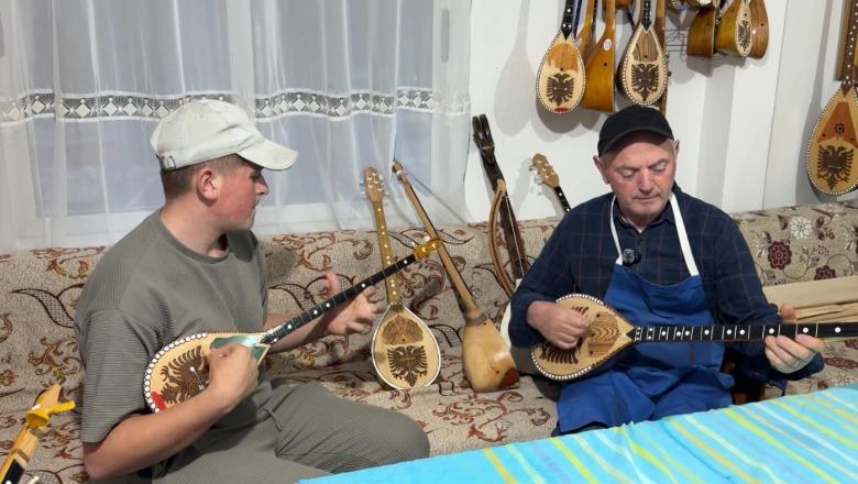 Gjovalin Ndreu, artizani lezhjan i prodhimi të çiftelive, si u kthye në pasion profesioni i trashëguar nga babai