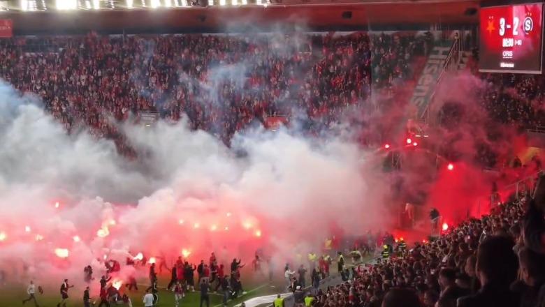Shtyhet derbi i Pragës, huliganët e Slavias futen në fushë dhe sulmojnë futbollistët e tifozët e Spartës me flakadanë! Shqiptari Albion Rrahmani ishte në lojë