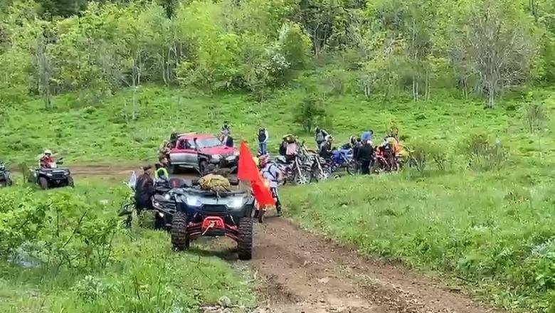 Mbi 200 motoristë ngjiten në bjeshkët e Pashtrikut, përshkojnë 'Shtegun e Lirisë' në nderim të heronjve të UÇK-së