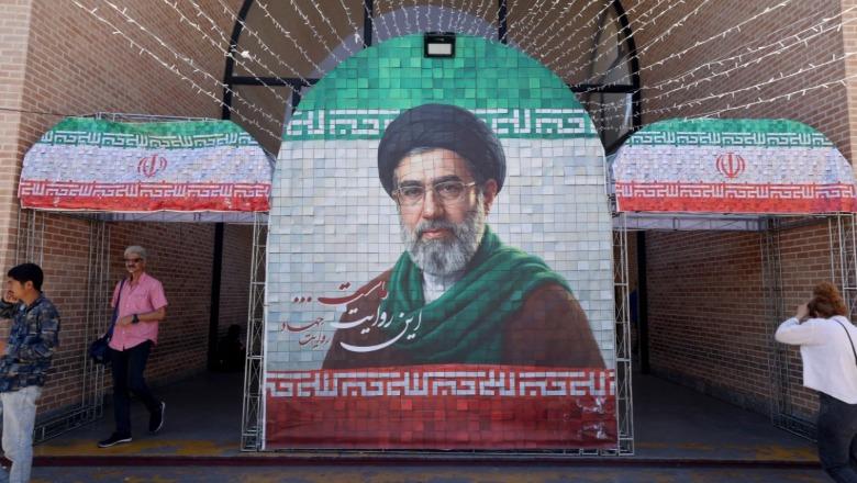 Me lëndime në gju e shpinë dhe ‘zot’ i strategjive, rikthimi i Mojtaba Khameneit! Zyrtarët iranianë: Do të flasë në momentin e duhur