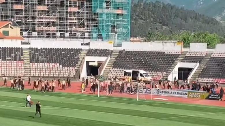 Përleshja e tifozëve në 'Elbasan Arena', dhjetë tifozë të KF Tiranës shoqërohen në polici