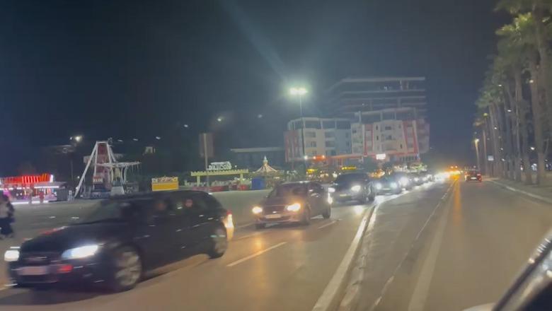 Sezoni i ri turistik, rëndohet trafiku në lungomaren e Vlorës (VIDEO)