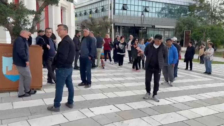 Tregtarët e Vlorës protestojnë para Bashkisë, kërkohet lirimi i hapësirave ku ushtrojnë aktivitetin