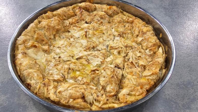 Byrek me petë të pjekura dhe lëng kockash nga zonja Albana