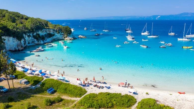 Nuk gjeti shezlongë gjatë pushimeve në Greqi, turisti gjerman fiton 1000 euro dëmshpërblim