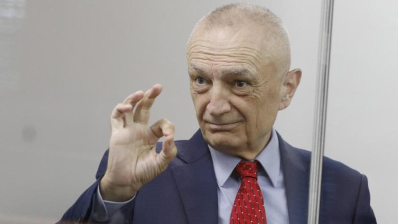 Fotosekuenca/ Ilir Meta në kafazin prej xhami në GJKKO, mund të komunikojë vetëm me shenja