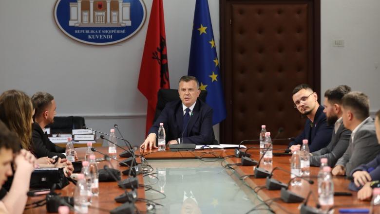 Taulant Balla pret në Kuvend nxënësit nga Lipjani: Krenarë për luftën çlirimtare të UÇK, akuzat nuk e zhbëjnë historinë