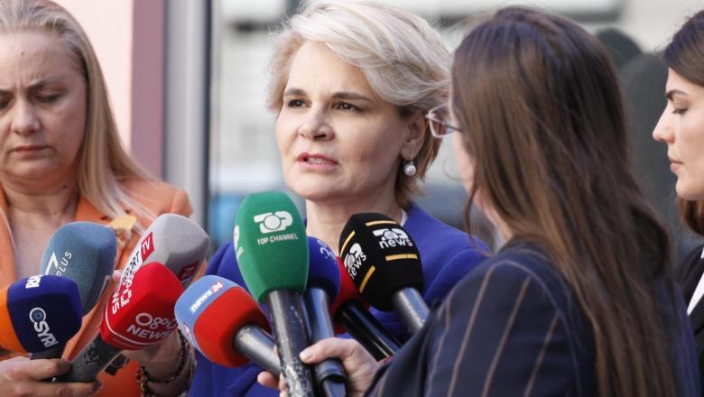Kryemadhi pas seancës në GJKKO: Filloi të na pikojë kondicioneri te salla e re! Ilir Meta është top formë, i kishin çuar kostumin e gabuar javës së kaluar