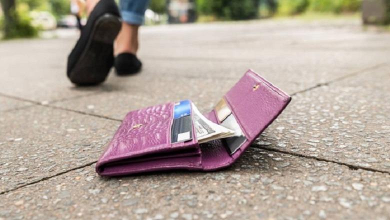 Gjest qytetarie, mësuesja në Ferizaj gjen portofolin me 2000 euro dhe e dorëzon në polici