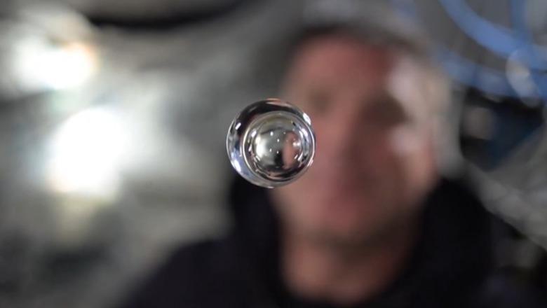 Si top kristali! NASA publikon videon e astronautëve të Artemis II duke luajtur me një pikë uji