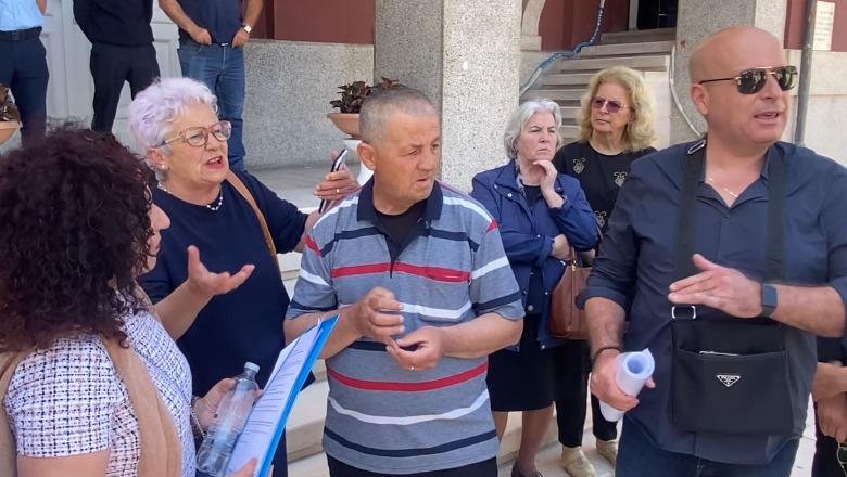 Durrës/ Banorët e prekur nga projekti TID mblidhen sërish para bashkisë, kundërshtojnë prishjen e banesave: Duam transparencë nga institucionet