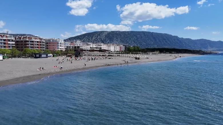 Velipoja unifikon çmimet, çadra 500 lekë në plazh publik, Bashkia vendos tavan për çmimin dhe në plazhet private