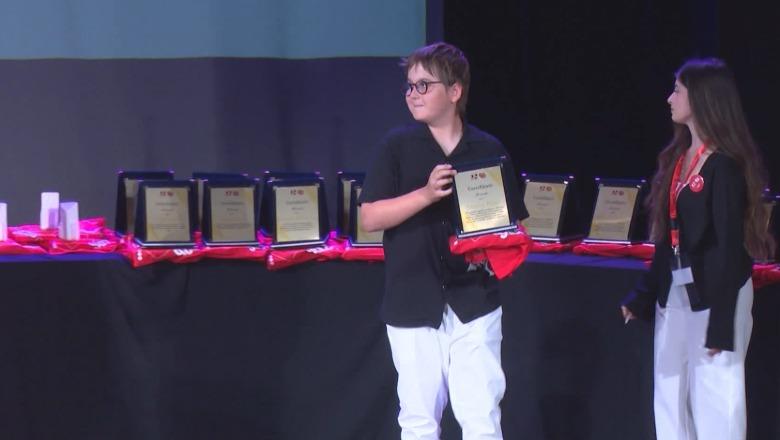 Universiteti i Arteve nderon trashëgiminë e Kristaq Ramës në 60-vjetorin e themelimit, Zaho Rama merr certifikatën e mirënjohjes për gjyshin e tij (VIDEO)