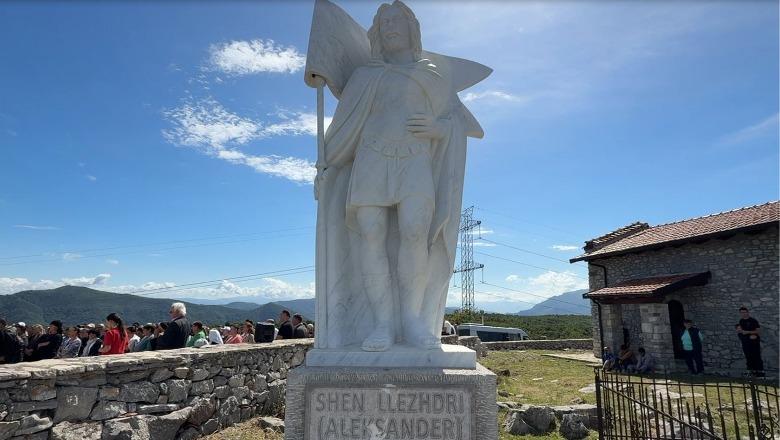 Festa e Sh’Llezhdrit në Pruell të Lezhës, qindra besimtarë të pranishëm në ceremoninë fetare në kishën 600-vjeçare