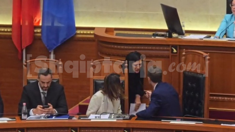 Ferit Hoxha ‘i zë vendin’ Ramës në Parlament, punonjësja e administratës i tërheq vëmendjen: Çohu se nuk lejohet