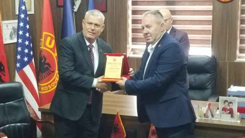 Prefekti i Tiranës dekorohet nga veteranët e UÇK-së dhe bizneset kosovare, Hajdari: Faleminderit Kosovë
