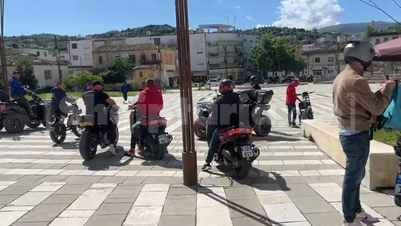 ‘S’na lënë të punojmë, vendosin gjoba nga 200 mijë lekë’, bizneset e motorëve me qira mbajnë protestë paqësore para bashkisë së Vlorës