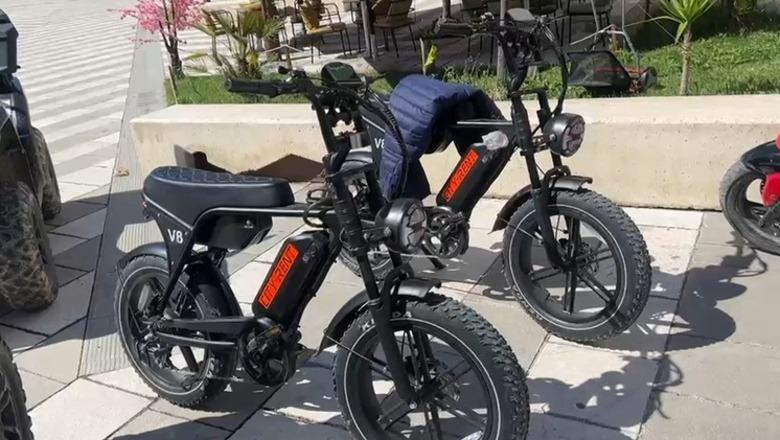‘S’na lënë të punojmë, vendosin gjoba nga 200 mijë lekë’, bizneset e motorëve me qira mbajnë protestë paqësore para bashkisë së Vlorës