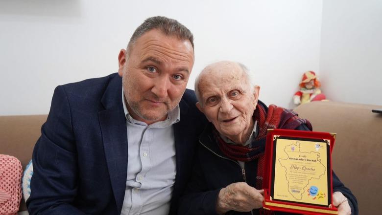 Kaloi një jetë në skenë, Koço Qendro nderohet me titullin “Ambasador i Qarkut” në 99-vjetorin e lindjes